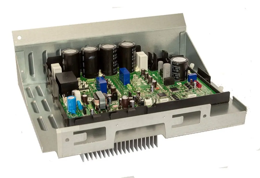 Daikin Platine mit mehreren elektrischen Komponenten, Kondensatoren und einem Kühlkörper, montiert in einem Metallgehäuse, für Anwendungen in Klimaanlagen.